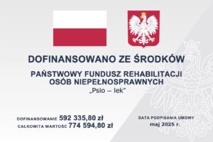 Tablica informacyjna projektu zawierająca polską flagę i godło oraz tekst: Dofinansowano ze środków Państwowy Fundusz Rehabilitacji Osób Niepełnosprawnych "Psio-lek" Dofinansowanie 592 335,80 zł całkowita wartość 774 594,80 zł Data podpisania umowy maj 2025 r.